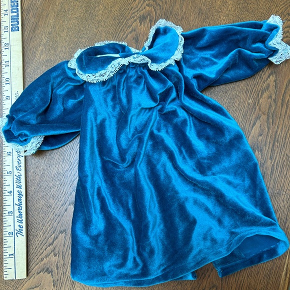 Cabbage patch kids turquoise velour dress, lace trim cuffs, collar. White shoes. - Picture 2 of 2
